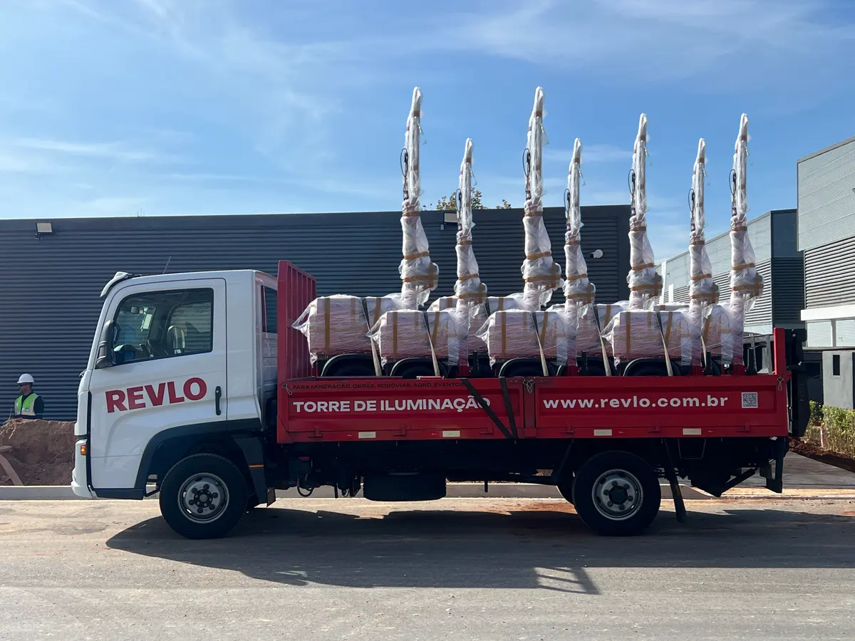 Expedição em caminhão próprio da Revlo