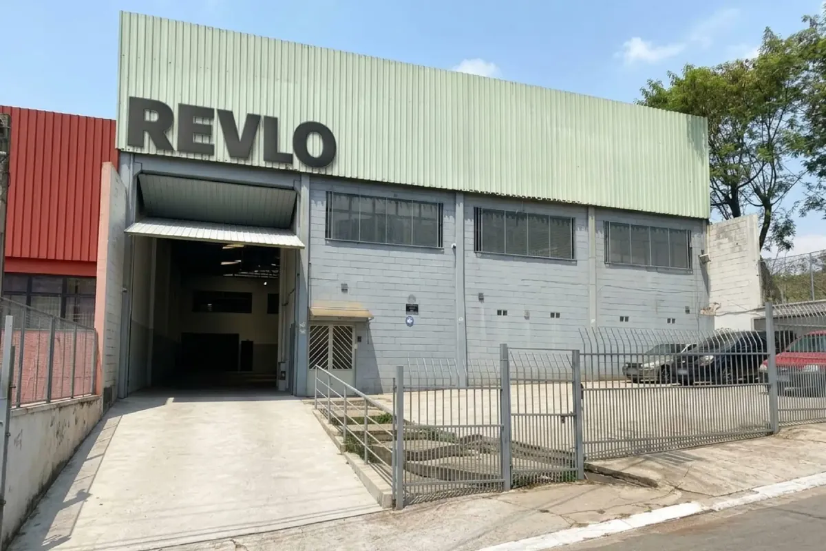 Fachada da fábrica Revlo em Barueri, São Paulo