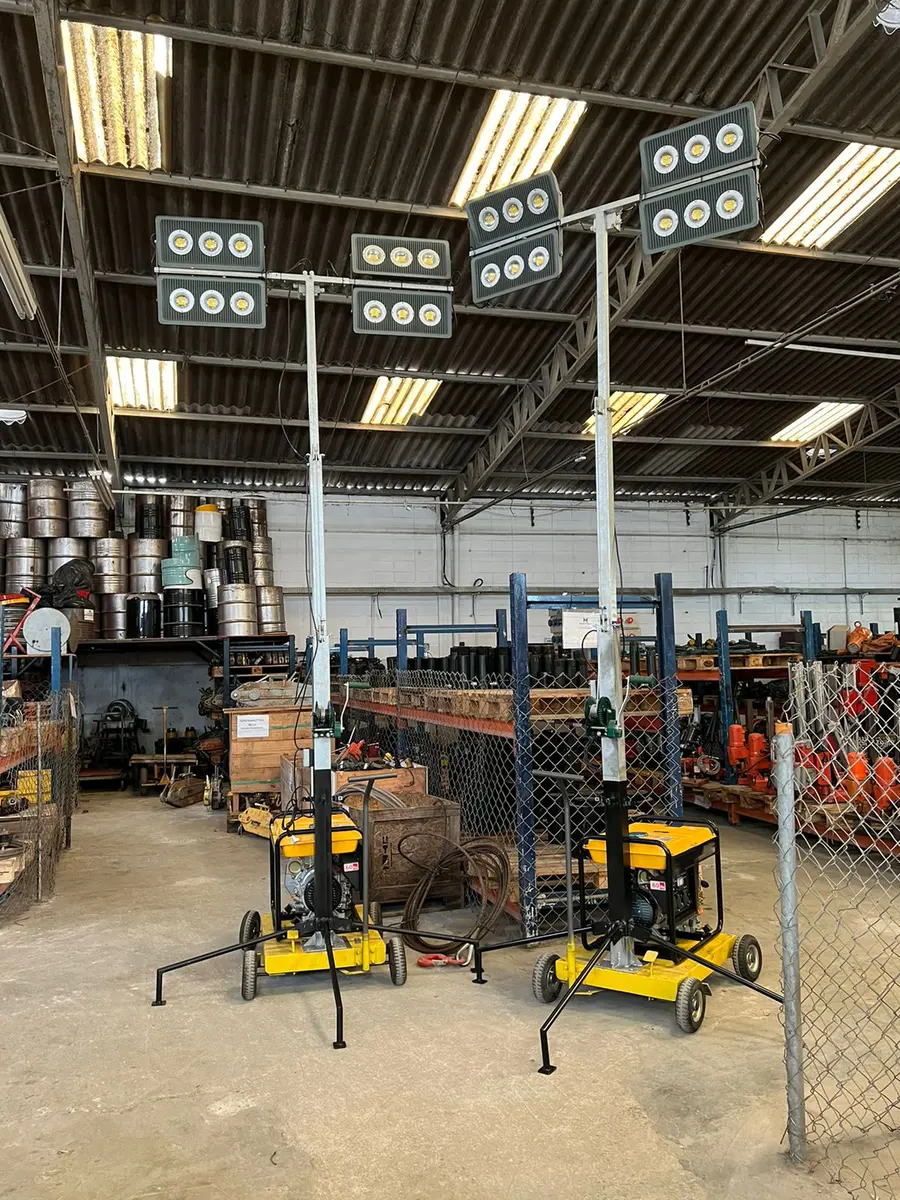 Duas torres de iluminação montadas na fábrica