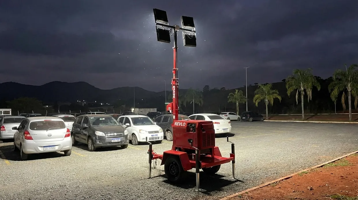 Iluminação de pátio e trecho de rodovia à noite